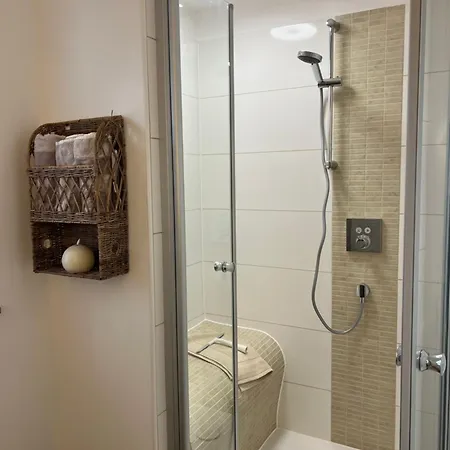 No 8 Stilvolles 2 Personen Mit Separatem Eingang Mit Direkter Zuganbindung * Flintbek